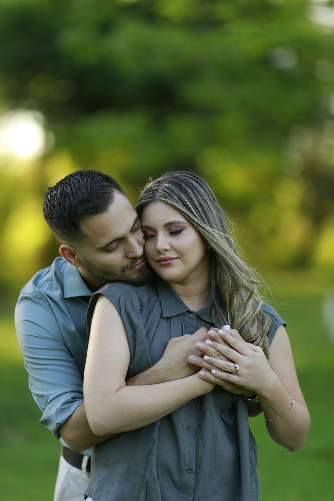Los novios abrazados con los ojos cerrados